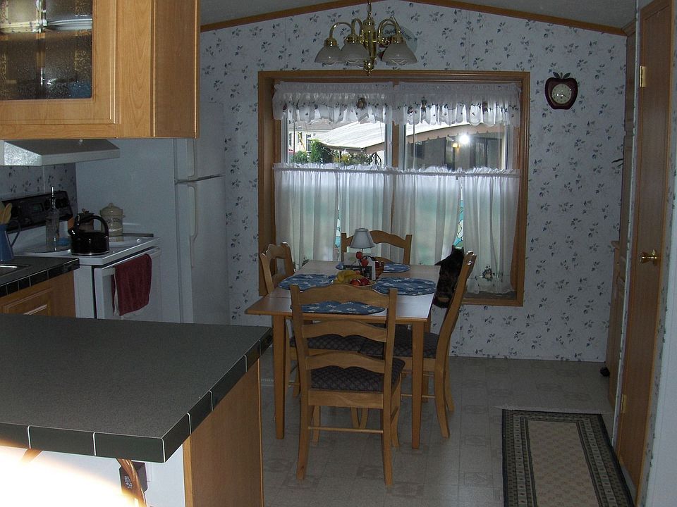 Eat-in kitchen