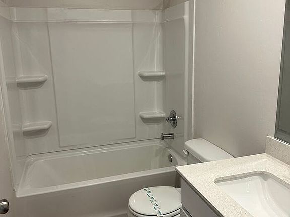 5th image of 824 NE 102nd St
