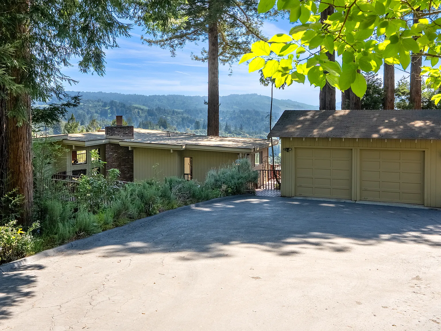 4 bed, 2.5 bath, 2054 sqft, $4,900 — Photo 1