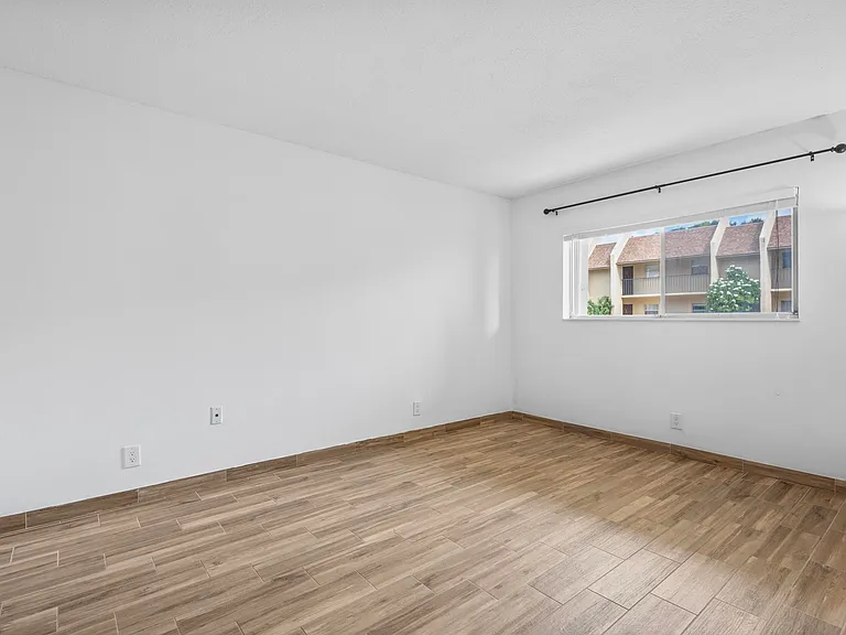 2865 SW 22nd Ave #105 — Photo 20
