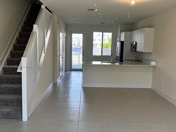 4th image of 10270 NW 66th St #106