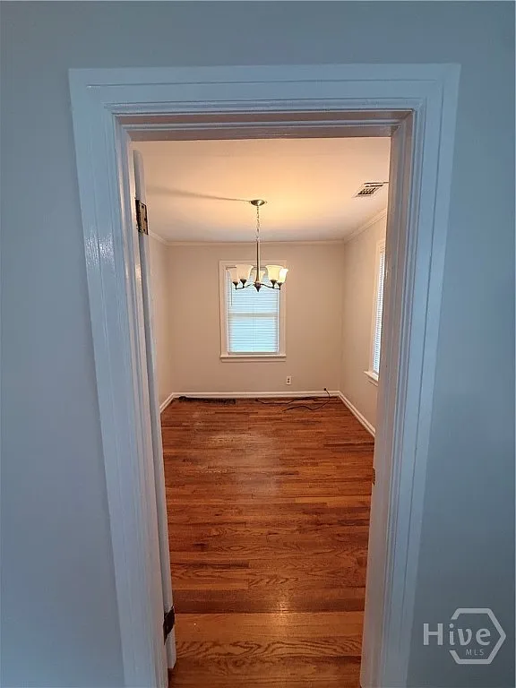 3 bed, 1.0 bath, 999 sqft, $2,300 — Photo 3