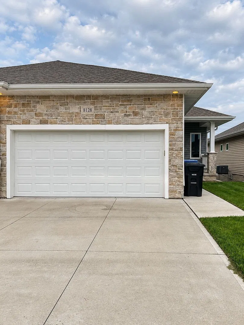 Beautiful 3 Bedroom 3 Bathroom Home in the Gretna School District! — Photo 1