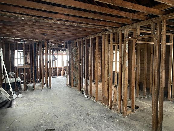 4th image of 1420 Marengo Ave