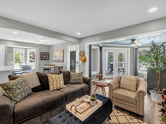 3rd image of 1631 Live Oak Park