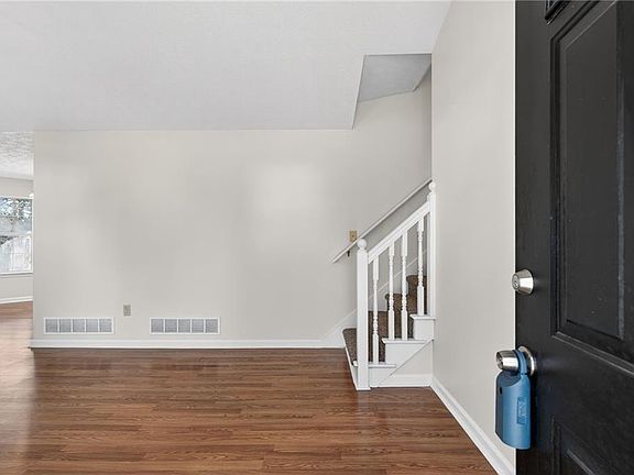 4th image of 1922 Seals Rd