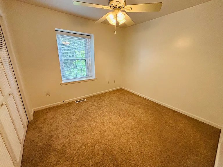 103 Huntington Ln — Photo 15