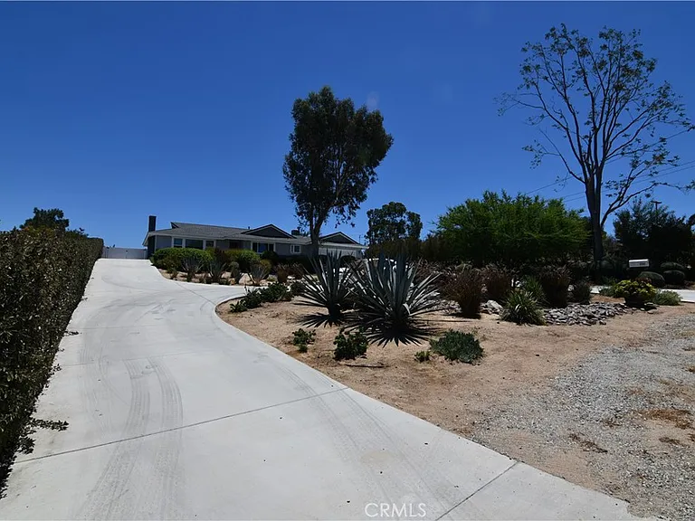 2161 Valley View Ave — Photo 3
