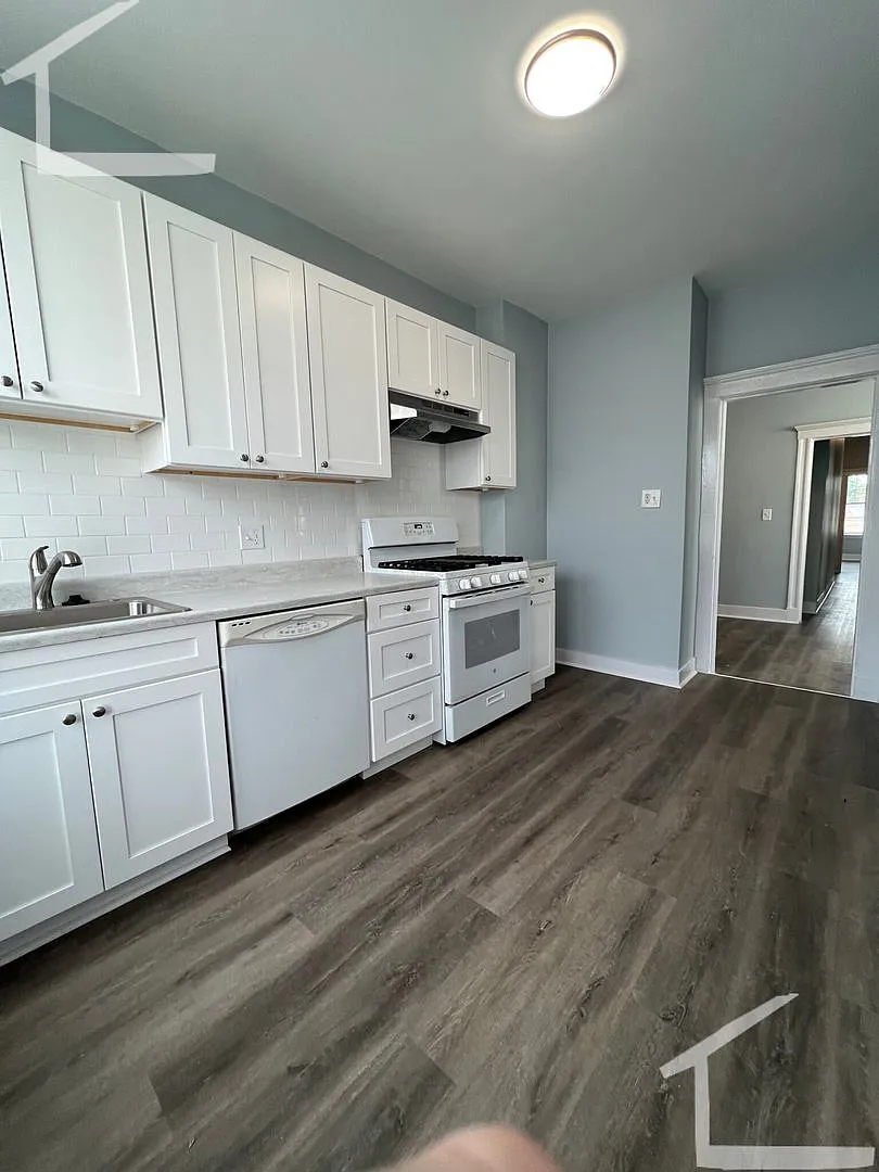 Huge 3 bed with in-unit laundry. — Photo 1
