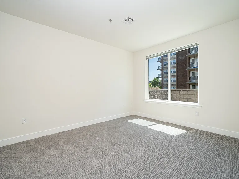 19 East — Photo 15