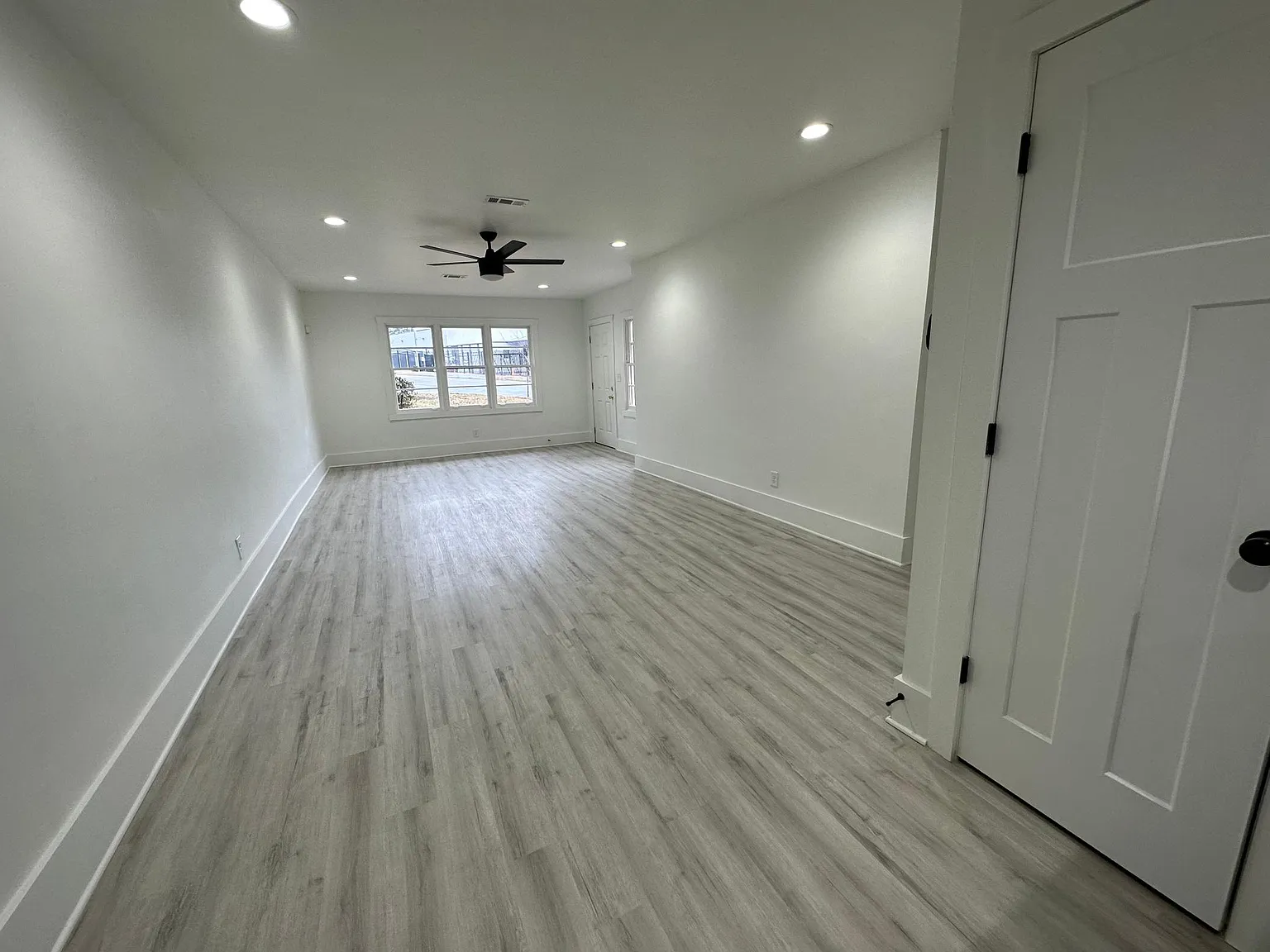1076 Donnelly Ave SW — Photo 3