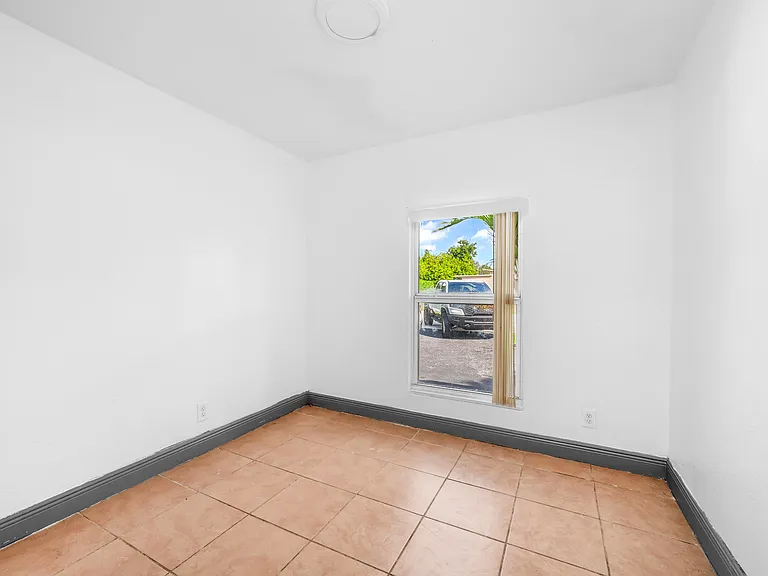 124 SW 10th Ave — Photo 5