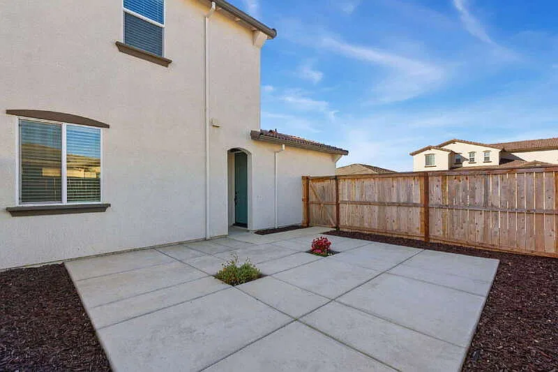 1 bed, 1.0 bath, 750 sqft, $1,345 — Photo 2