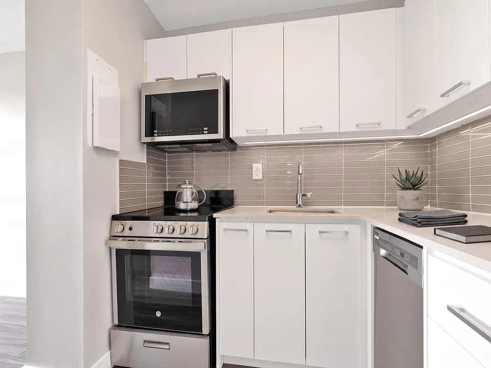 30 Central Pkwy W