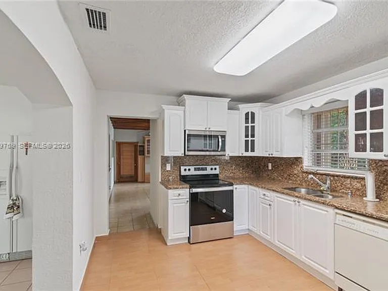 210 E 61st St — Photo 32
