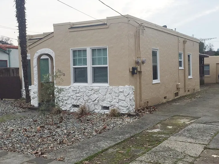 Front House-Cottage is behind