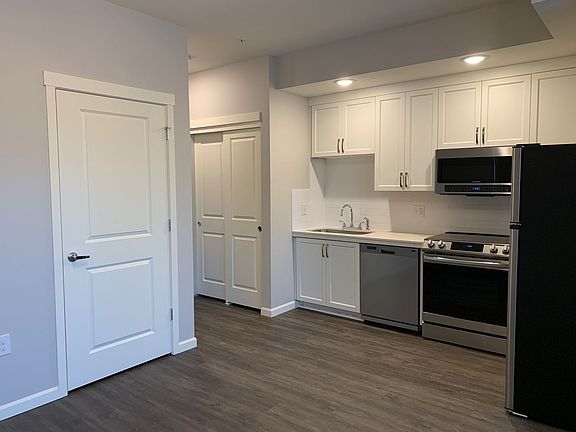 3rd image of 7100 N Greenwich Ave #4