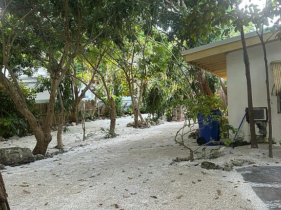 3rd image of 112 S Rolling Hill Rd