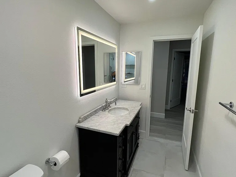 Hall Bathroom Pict 3
