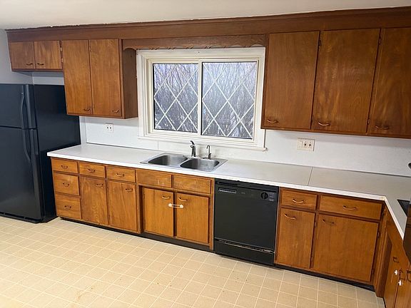 3rd image of 15 Marcia Ln