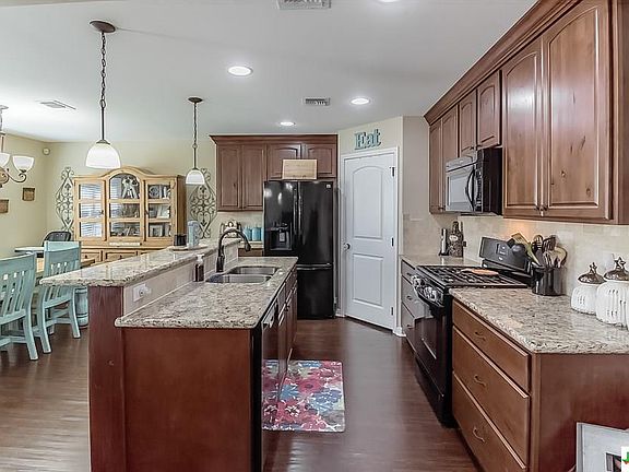 5th image of 401 Tuscany Dr