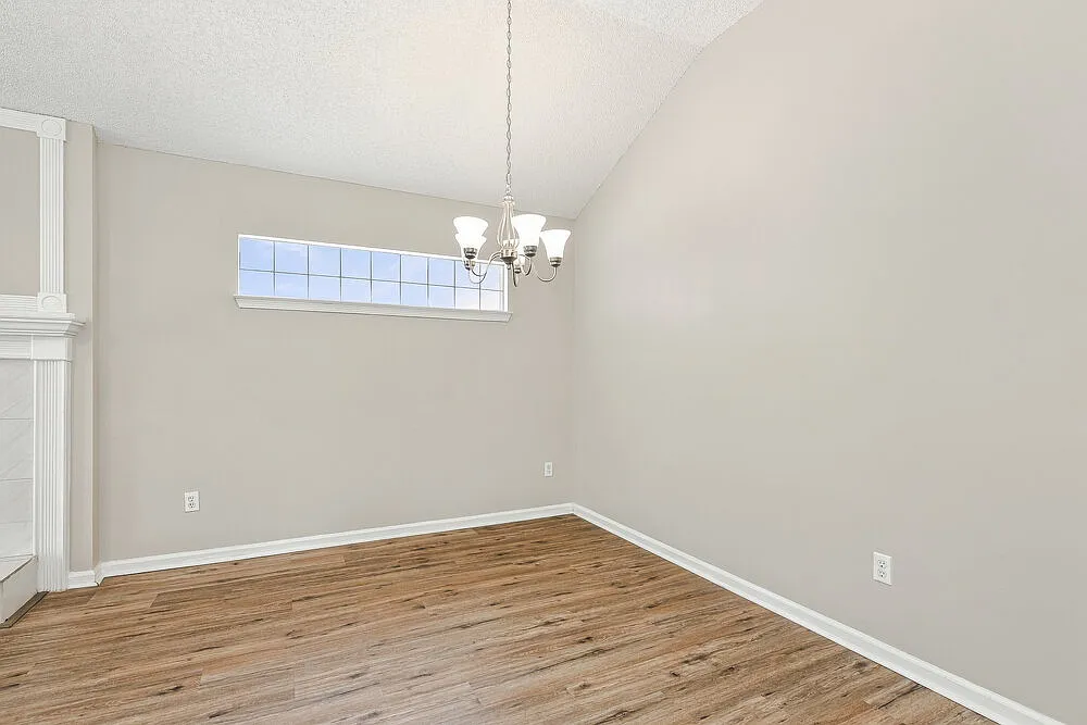 3 bed, 2.0 bath, 1382 sqft, $2,110 — Photo 4