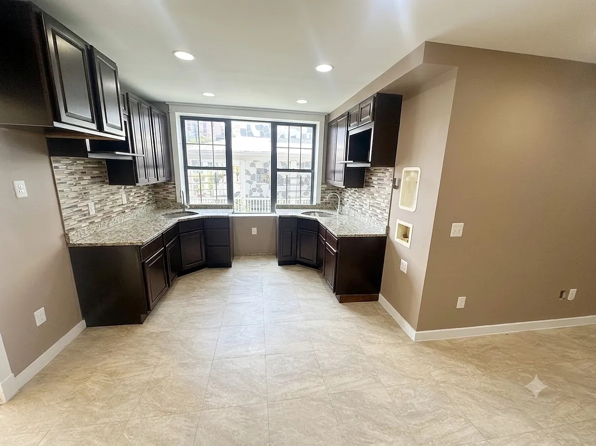 3 bed, 784 sqft, $3,199 — Photo 3