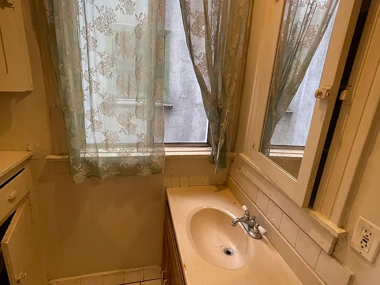 809 1/2 N Ridgewood Pl #809 — Photo 4