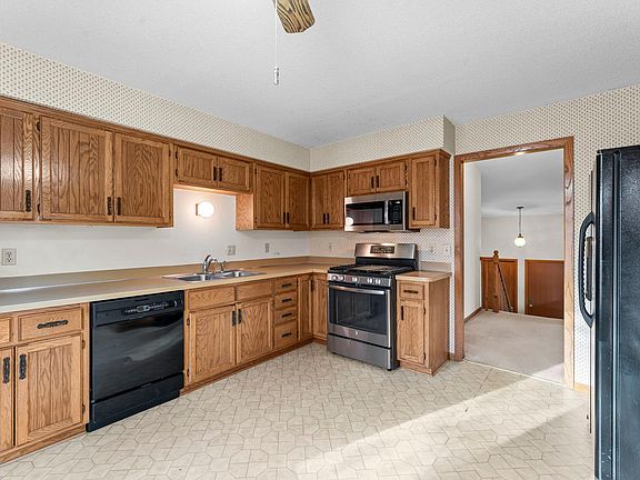 3rd image of 2800 Zanzibar Ln N
