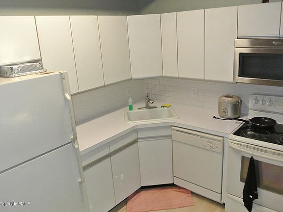 3rd image of 110 Stowe Ct