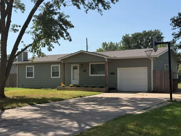 971 N Country Acres Ave, Wichita, KS 67212