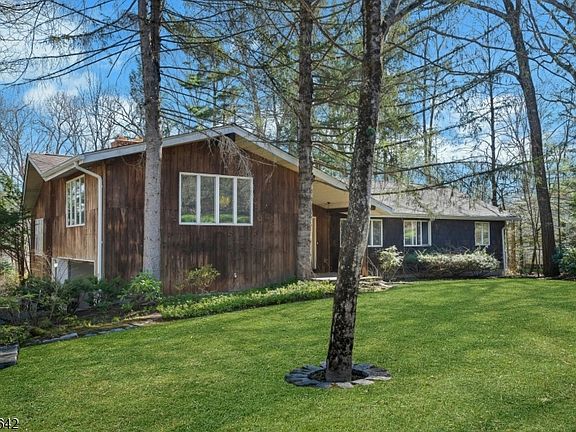 3rd image of 24 Deerhaven Ln