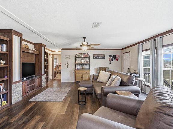 4th image of 710 SW Scout Gln