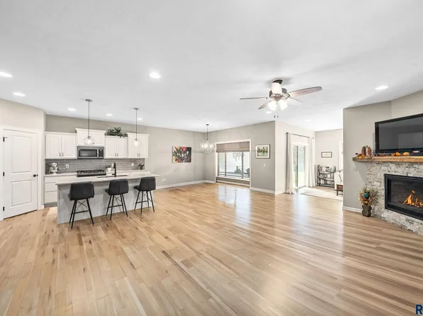 5425 Salvation Pl, Sioux Falls, SD 57108