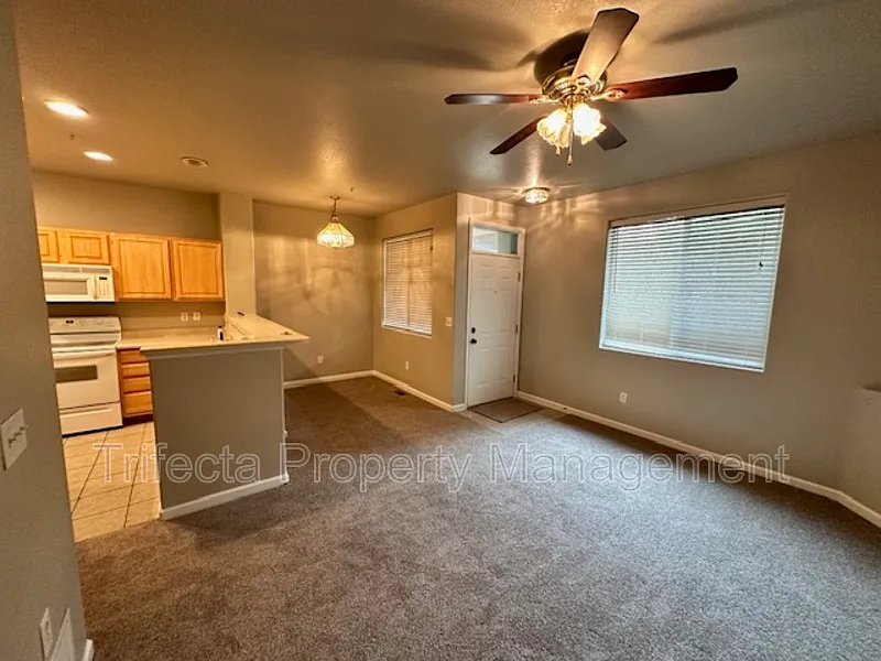 Building Photo - 2845 Willow Tree Ln #C