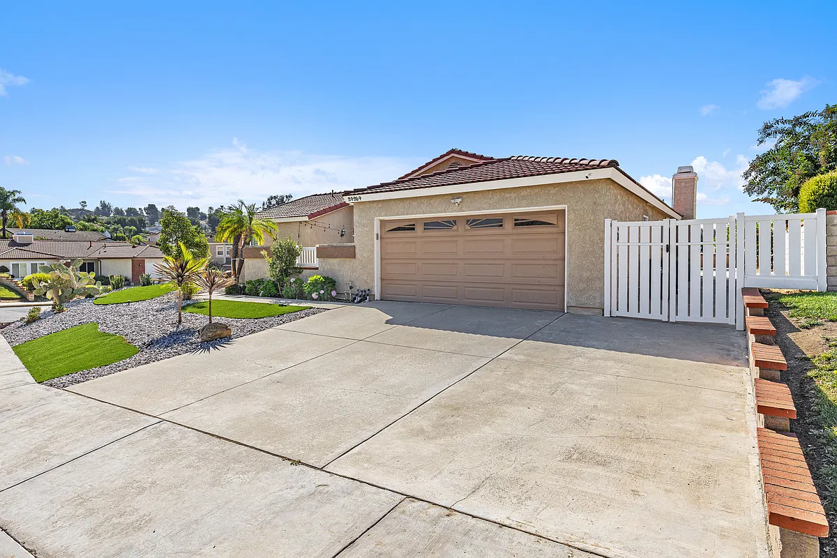 5 bed, 1937 sqft, $4,450 — Photo 2