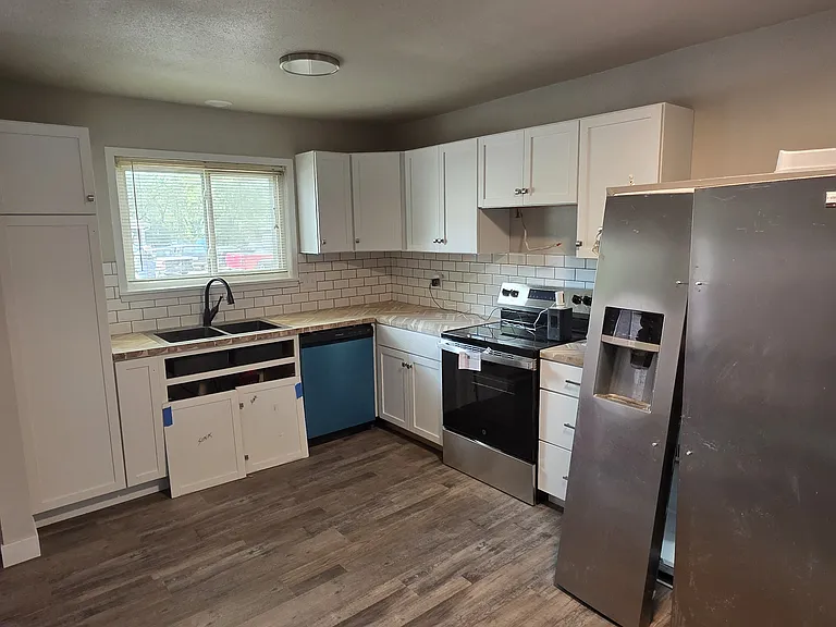 1824 N Hillcrest Ave — Photo 2