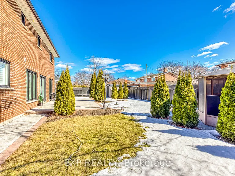 322 Mary St — Photo 47
