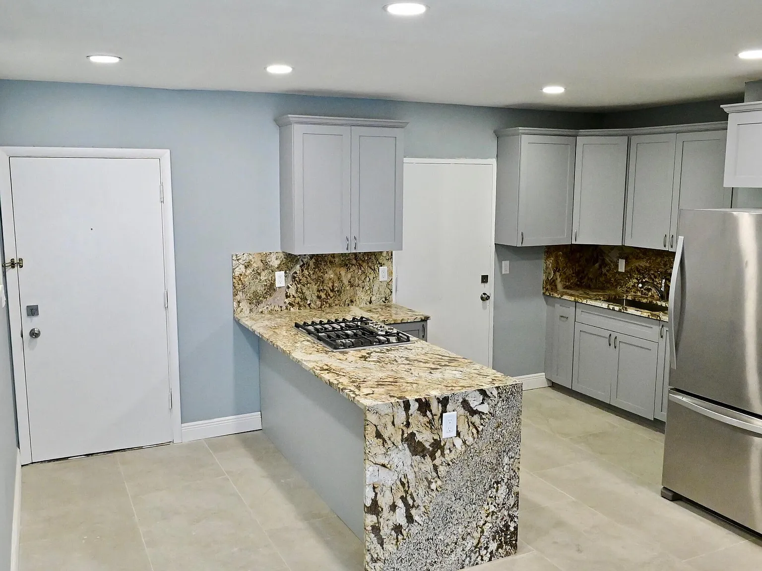 2 bed, 1.0 bath, 833 sqft, $2,200 — Photo 1