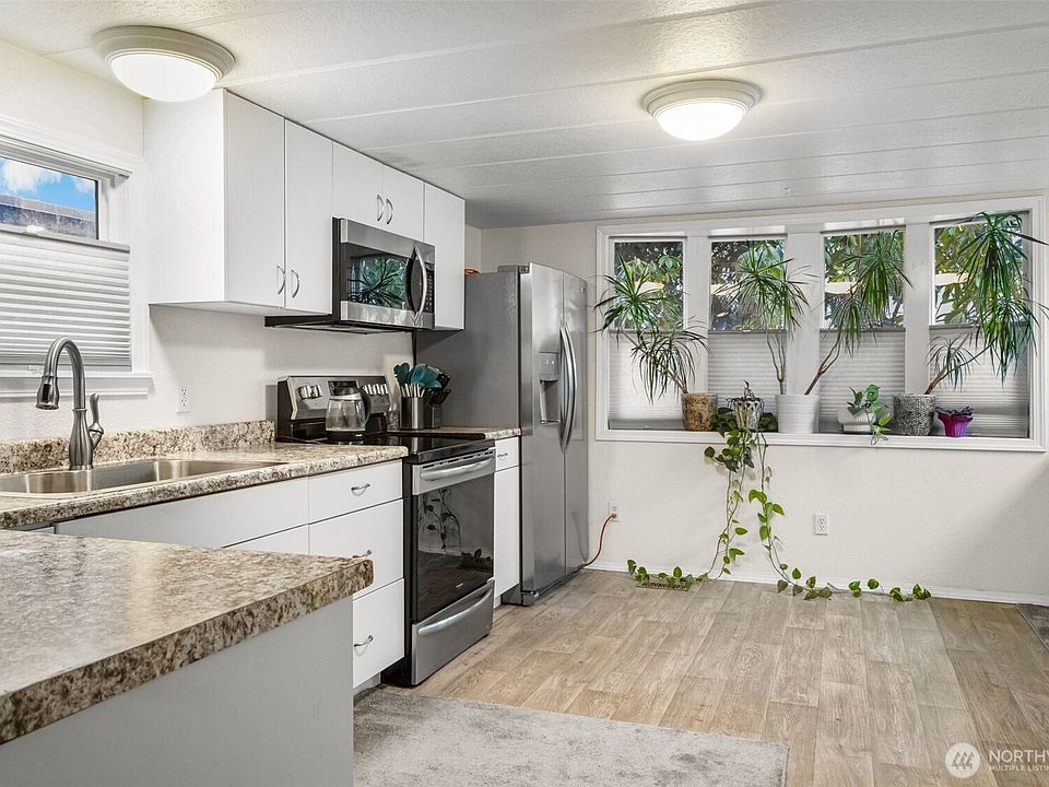 A light and bright kitchen comes with all appliances.>