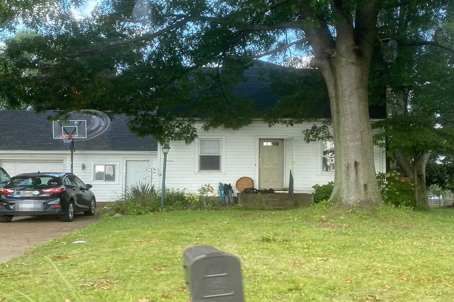 4685 Broadway Ave photo 1