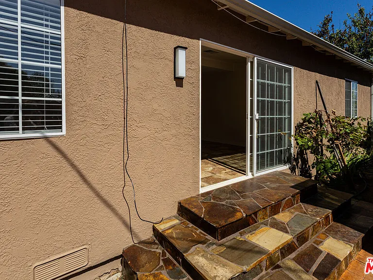 5766 Newcastle Ave — Photo 24