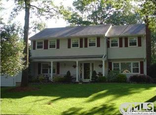 27 Hummingbird Ln, Toms River, NJ 08755