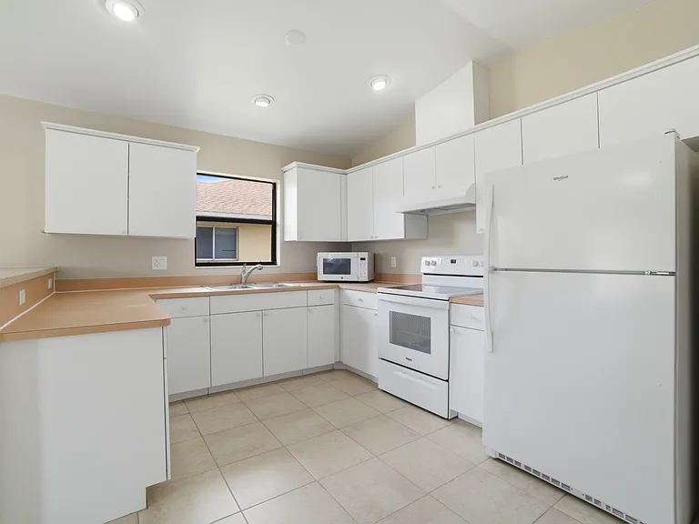 1712 SW Santa Barbara Pl #1712 — Photo 5