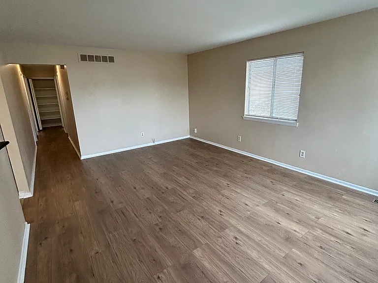 325 W Woodruff Ave — Photo 6