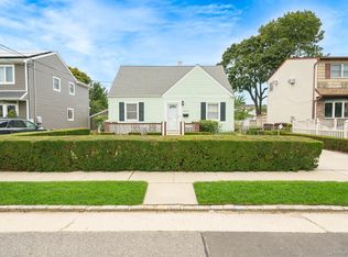 65 5th Street, Garden City Park, NY 11040
