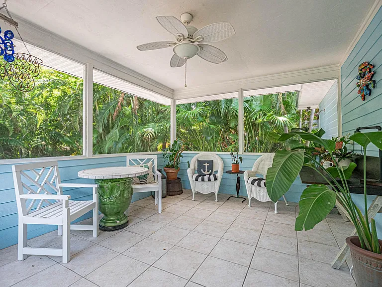 1075 Morningside Dr — Photo 32