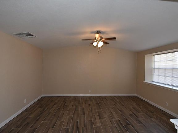 3rd image of 10337 Lufkin Way