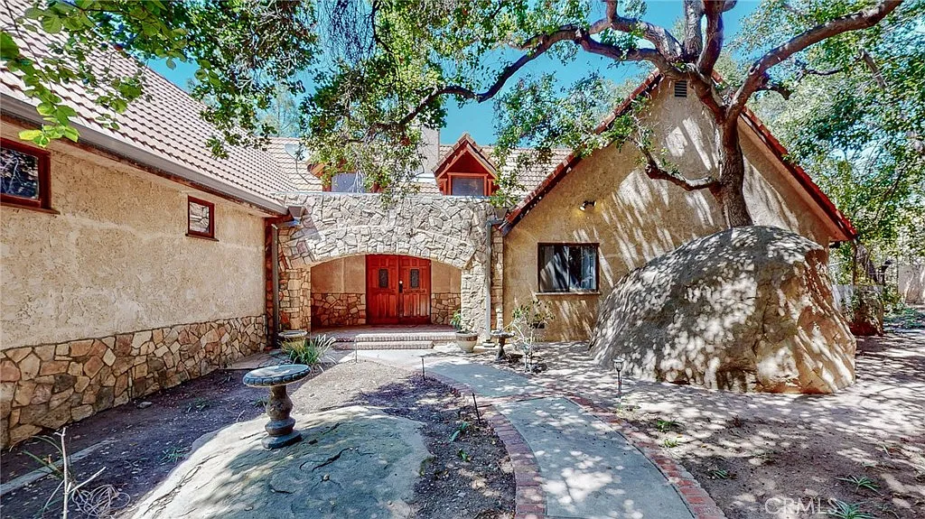 6 bed, 5000 sqft, $11,750 — Photo 2