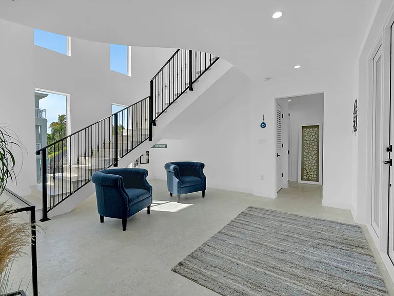 317 E Seaview Cir — Photo 35